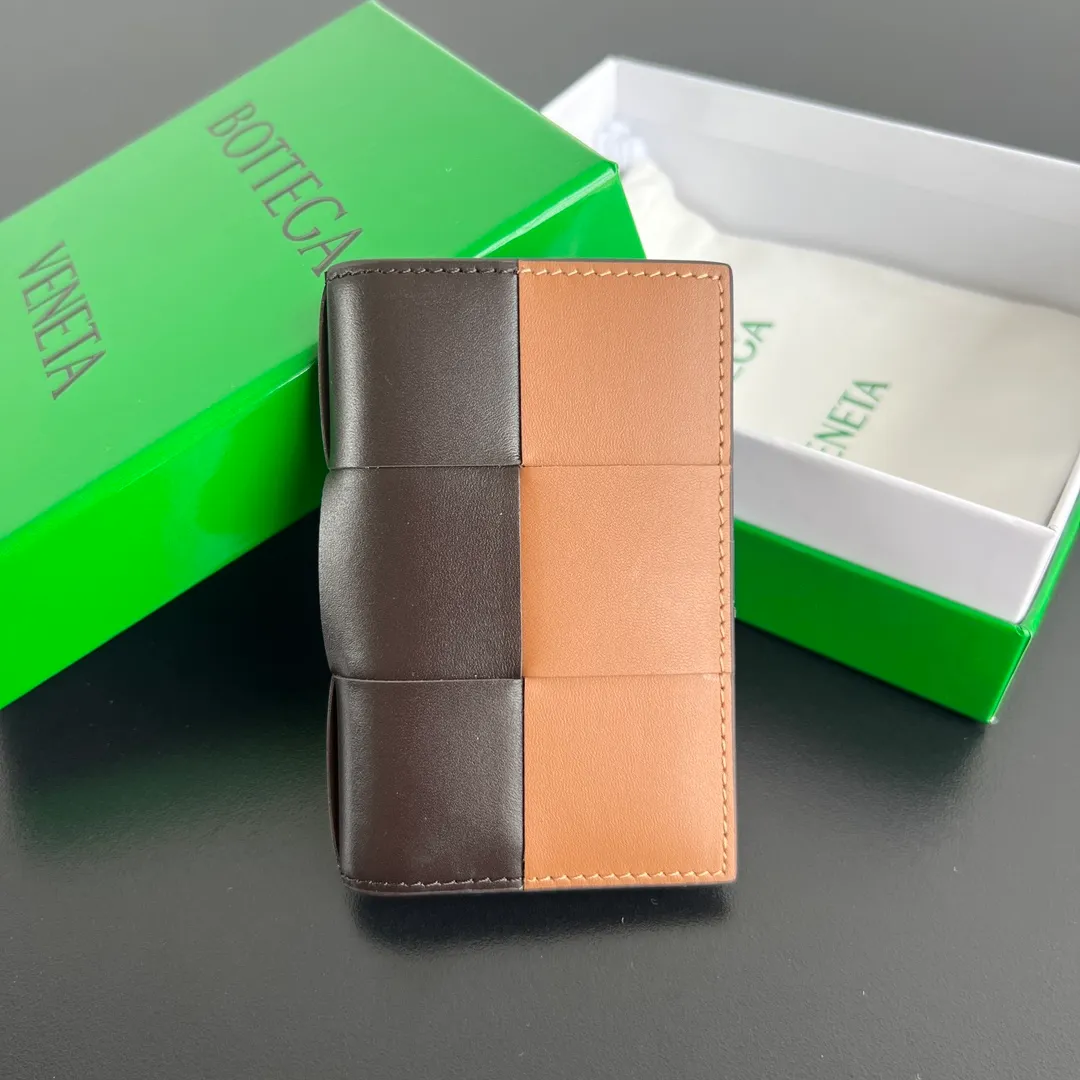 B's new big card holder 649602 is an essential carry-on for everyone. The body of the bag is made of cowhide and has a smooth texture. It has 6 card slots. There is also a compartment in the middle to put some money. It is a very lightweight card holder. Nowadays, the bags we carry are getting smaller and smaller. One card holder can satisfy them all. There are also many color options. There is always one you like. Size: 11x7.5 p496